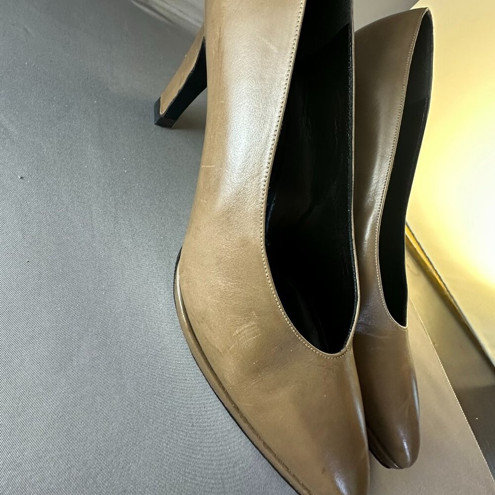✨ Stuart Weitzman Classic Leather Heels – Size 6.5 ✨